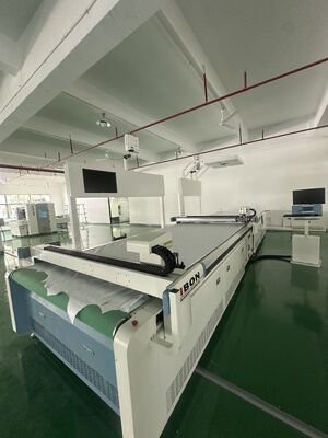 좋은 가격 듀얼 헤드 IB1660 CNC 가죽 절단기, 1600mmX6000mm 절단 범위 및 고급 정밀도, 천연 가죽용 온라인으로