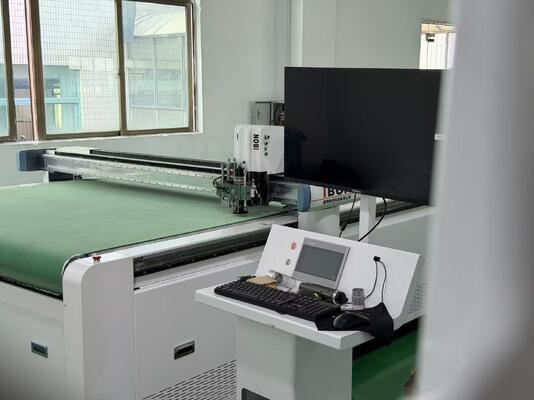 칼 절단 및 접착 도구와 함께 CNC 파동 상자 절단 기계. 도는 필요하지 않습니다. 고 정밀도 카튼 & 포장 상자.